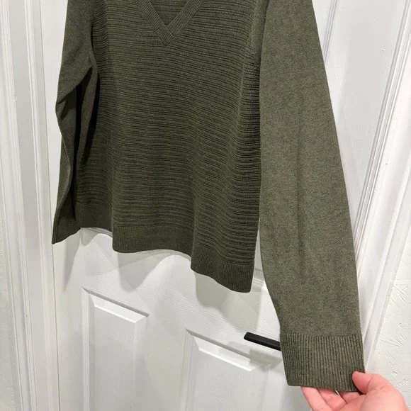 Hilary Radley Women’s Forest Green V-Neck Long Sleeve Knit Textured Sweater - Picture 4 of 11